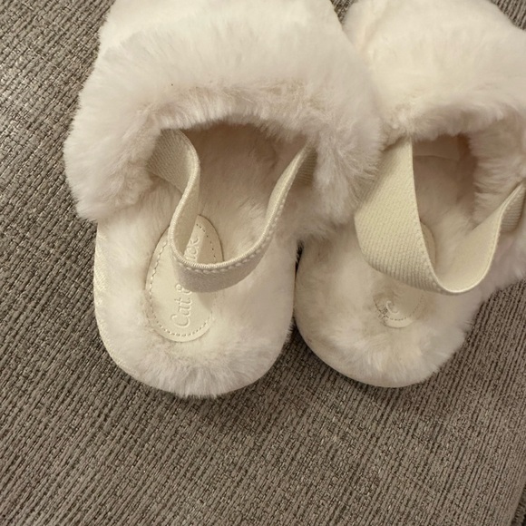 Cat & Jack Toddler fuzzy slippers 7/8 - Picture 3 of 3